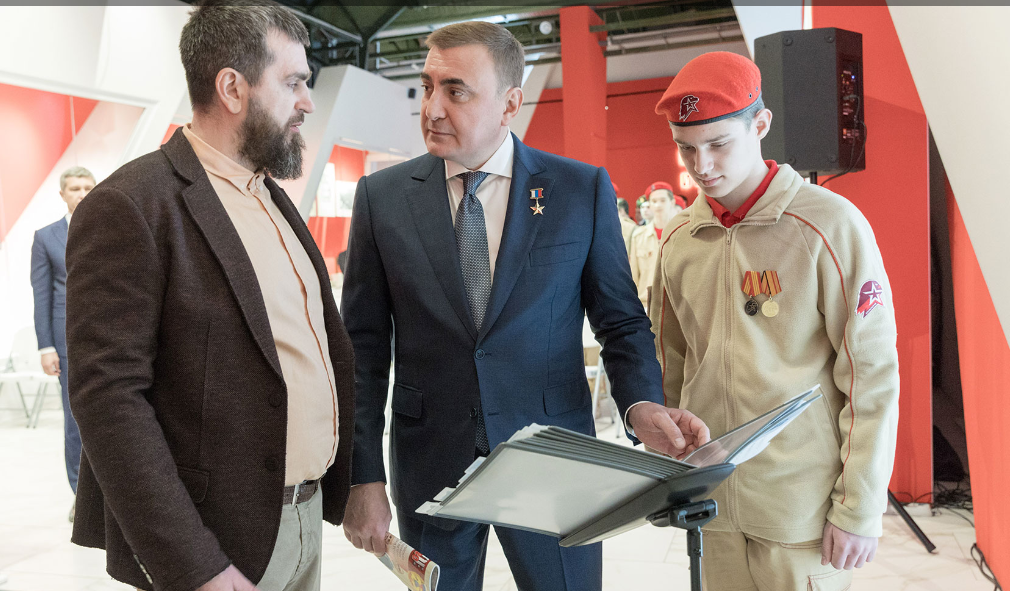 Губернатор Дюмин передал медаль погибшего красноармейца Виктора Голубева его родственнику пресс-службы правительства Тульской области