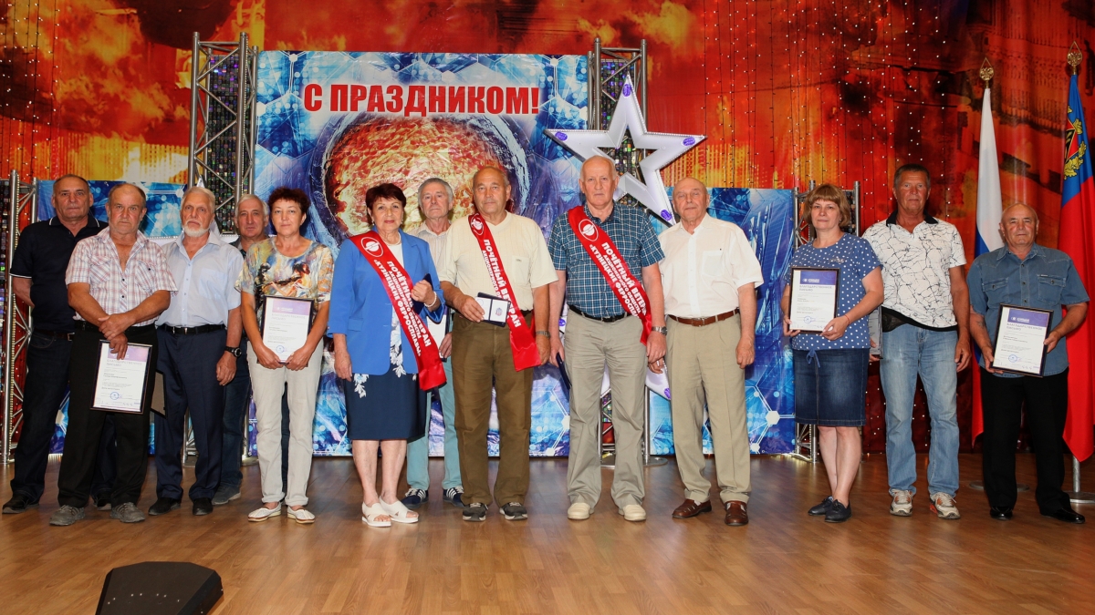 Работники ферросплавного завода отмечены наградами ко Дню металлурга