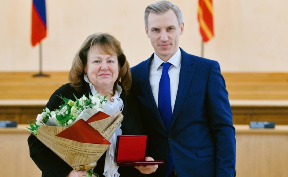 Губернатор Анохин в День Конституции наградил смолян, отличившихся перед страной и областью