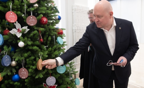 Губернатор снял с елки три новогодних шара с желаниями юных севастопольцев Губернатор снял с елки три новогодних шара с желаниями юных севастопольцев