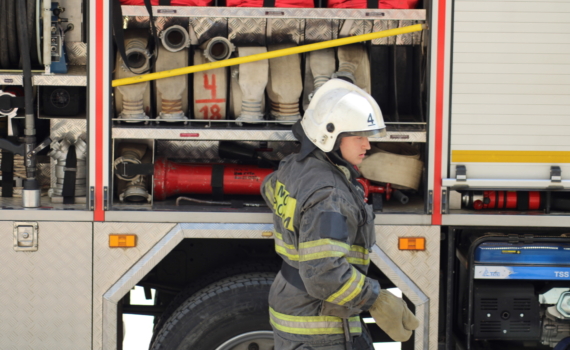 Двое жильцов спасены при пожаре в квартире на улице Парада Победы в Тюмени