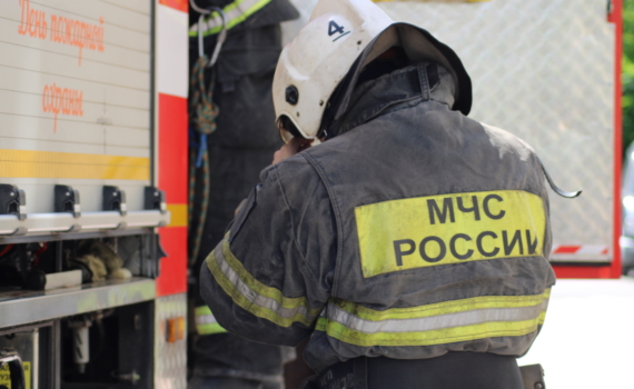 60 спасателей и 17 единиц техники тушили огонь в складском помещении в Пензе