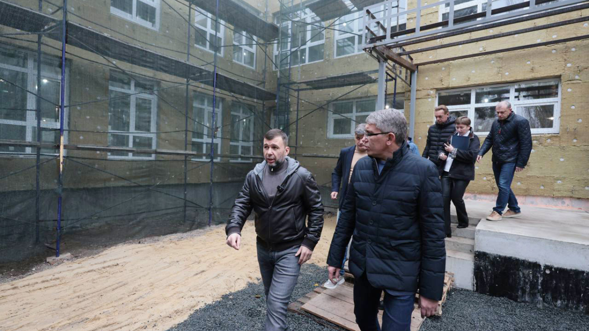 Миляев проинспектировал ход строительства и ремонта соцобъектов в Мариуполе Правительства Тульской области