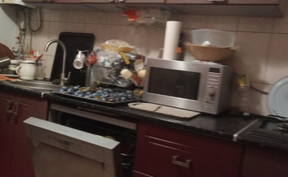 Секреты легкой уборки: как удалить стойкие пятна с помощью муки и перчатки